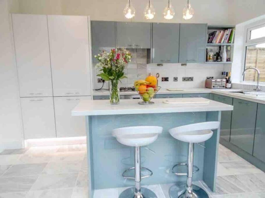 Spacious 4 Bed Rooms, Parking, Garden And Near Parks, Beaches And University บอร์นมัธ ภายนอก รูปภาพ