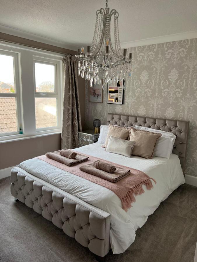 Spacious 4 Bed Rooms, Parking, Garden And Near Parks, Beaches And University บอร์นมัธ ภายนอก รูปภาพ